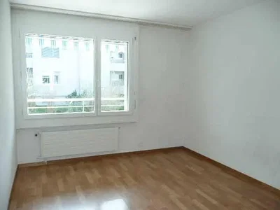 Dnevni boravak; drveni pod, prirodna svjetlost, moderan stil