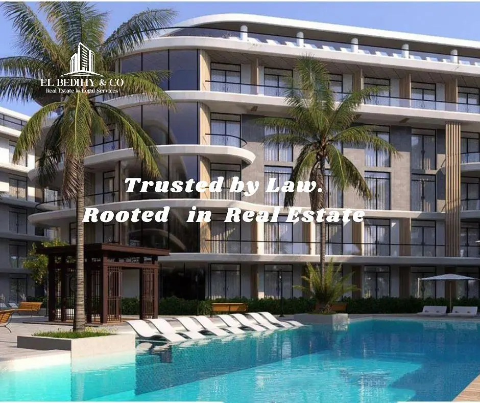 Keuken; keukenapparatuur, houten vloer, natuurlijk licht, moderne stijl