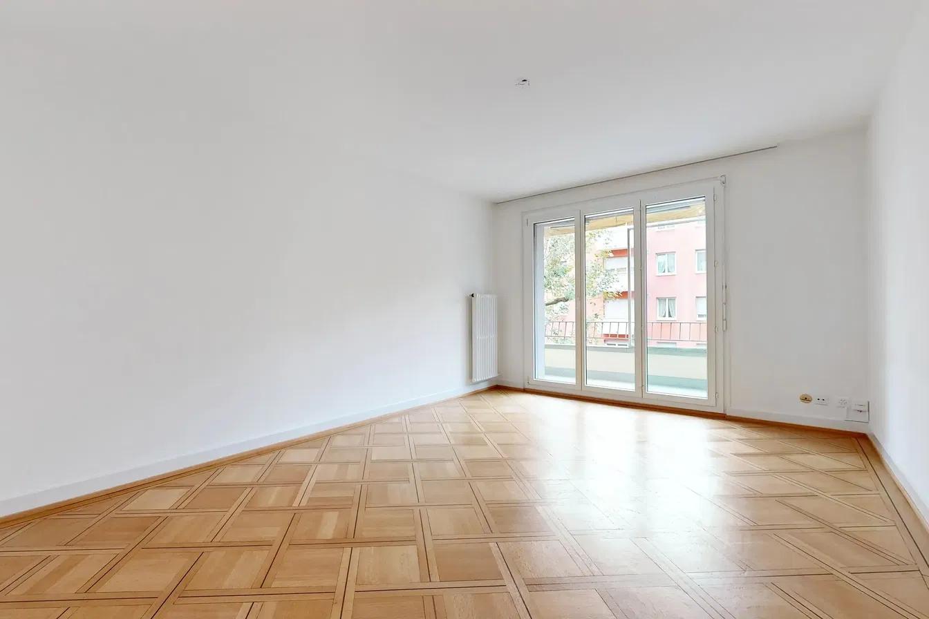 Kuhinja; kuhinjski aparati, drveni pod, prirodno svjetlo, moderni stil