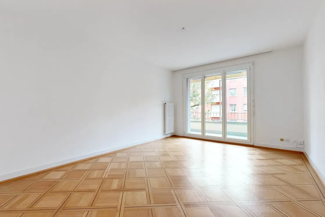 Kuhinja; kuhinjski aparati, drveni pod, prirodno svjetlo, moderni stil