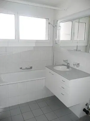 Küche; küchengeräte, holzboden, tageslicht, moderner stil