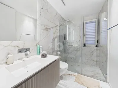 Küche; küchengeräte, holzboden, tageslicht, moderner stil