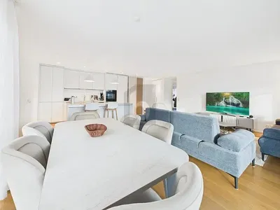 Küche; küchengeräte, holzboden, tageslicht, moderner stil