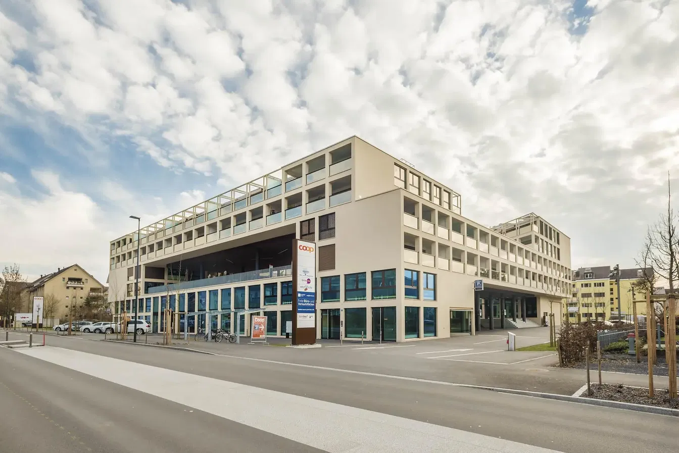 Kuhinja; kuhinjski aparati, drveni pod, prirodno svjetlo, moderni stil