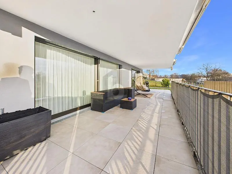 Küche; küchengeräte, holzboden, tageslicht, moderner stil