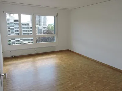 Kuhinja; kuhinjski aparati, drveni pod, prirodno svjetlo, moderni stil