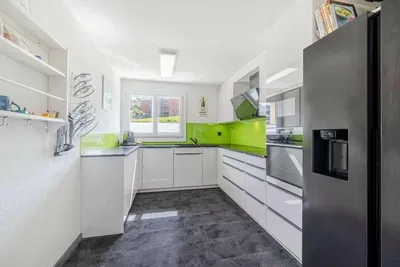 Dnevna soba; drveni pod, prirodno svjetlo, moderni stil