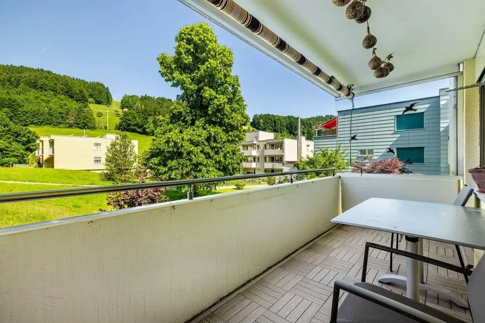 Kuhinja; kuhinjski aparati, drveni pod, prirodno svjetlo, moderni stil