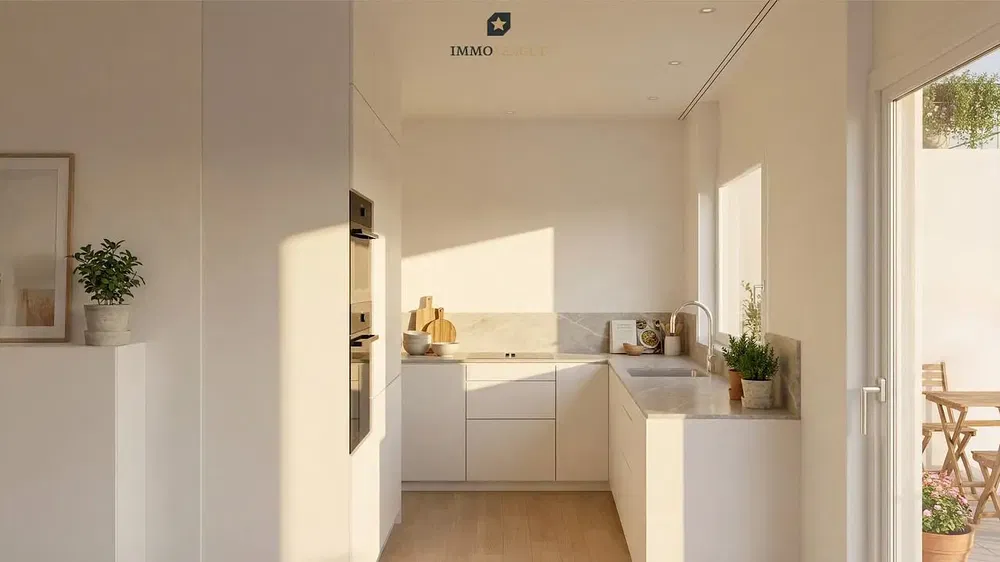 Kuhinja; kuhinjski aparati, drveni pod, prirodno svjetlo, moderni stil