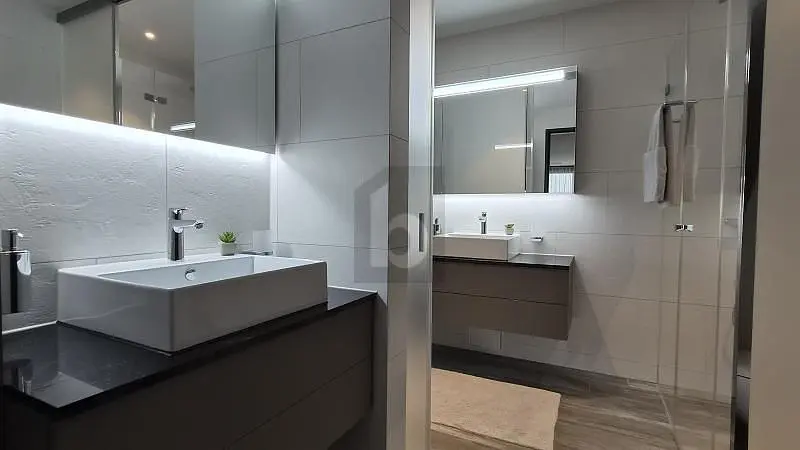 Kuhinja; kućanski aparati, drveni pod, prirodna svjetlost, moderan stil