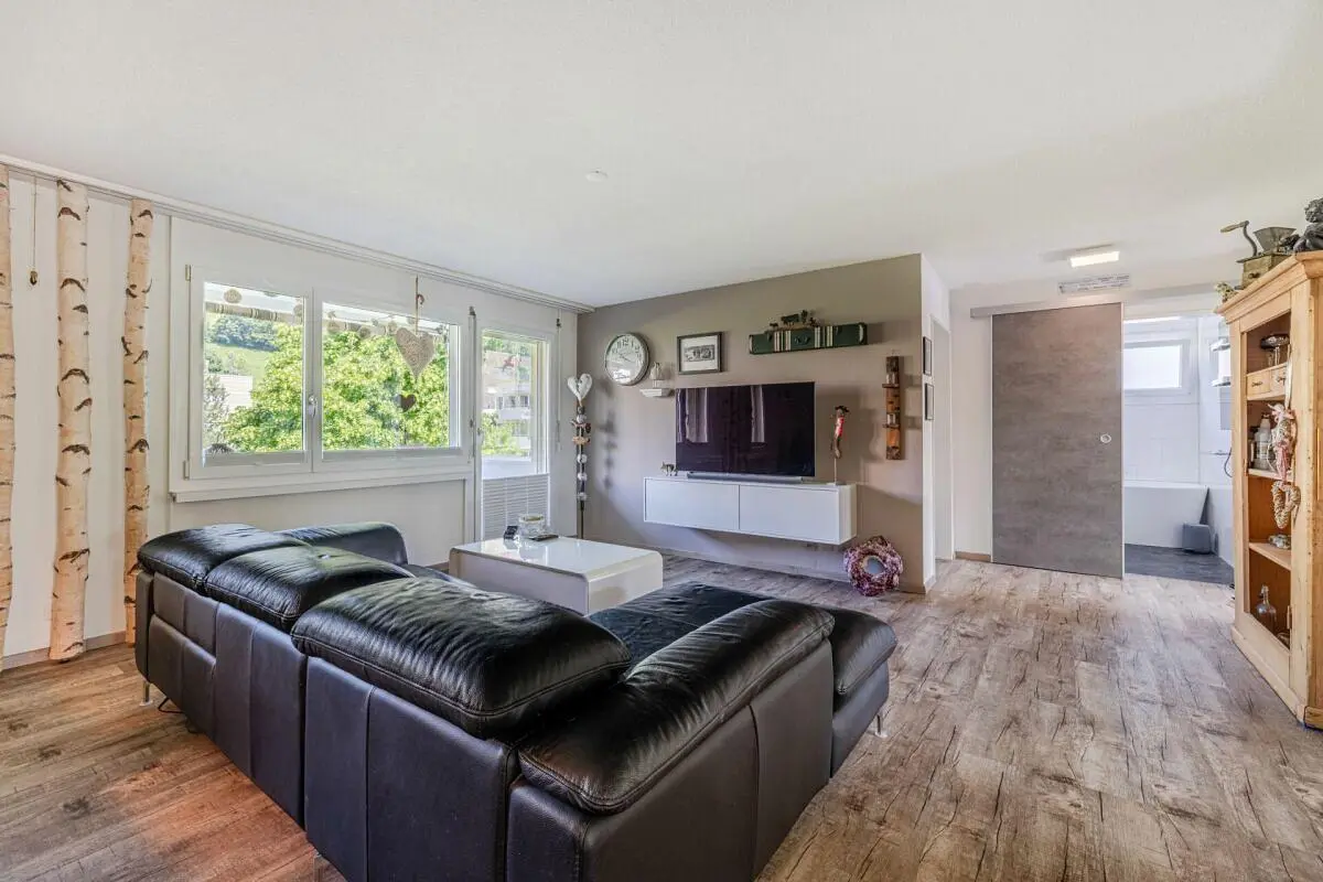 Dnevna soba; drveni pod, prirodno svjetlo, moderni stil