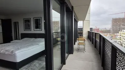 Küche; küchengeräte, holzboden, tageslicht, moderner stil