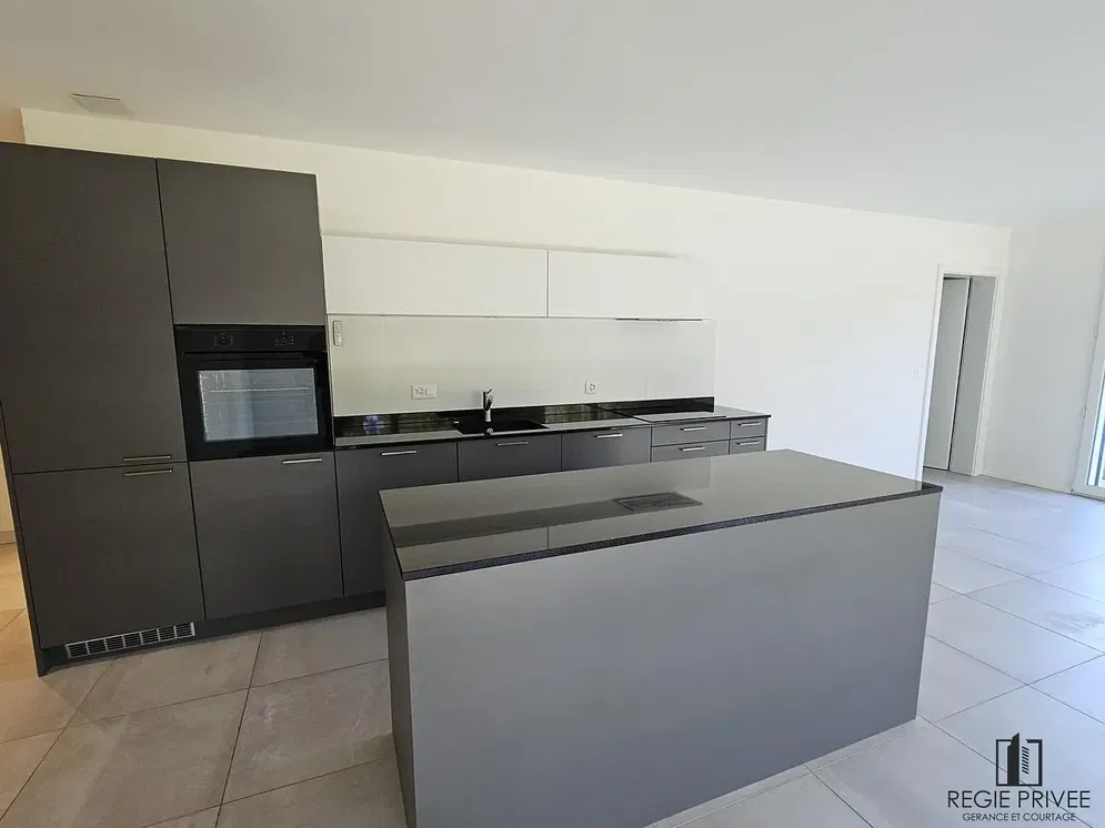 Kuhinja; kuhinjski aparati, drveni pod, prirodno svjetlo, moderni stil