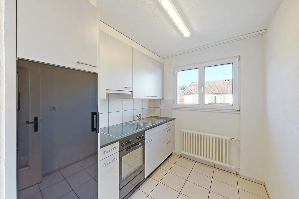 Kuhinja; kuhinjski aparati, drveni pod, prirodno svjetlo, moderni stil