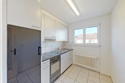 Kuhinja; kuhinjski aparati, drveni pod, prirodno svjetlo, moderni stil