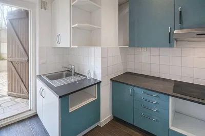 Salón; suelo de madera, luz natural, estilo moderno