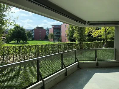 Mutfak; mutfak aletleri, ahşap zemin, doğal ışık, modern stil