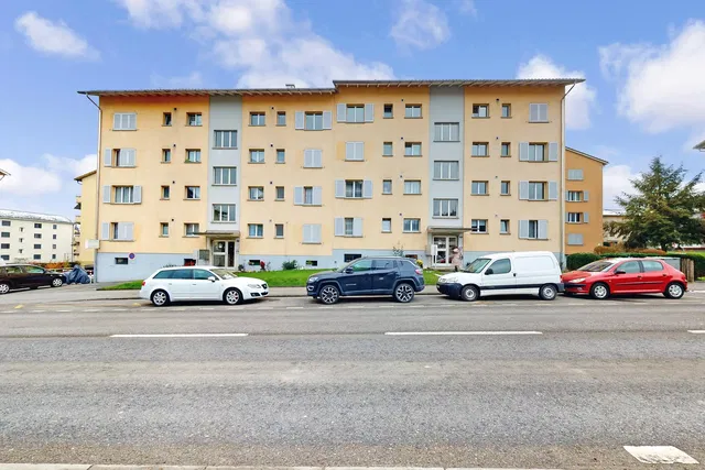 Кухня; кухненски уреди, дървен под, естествена светлина, модерен стил