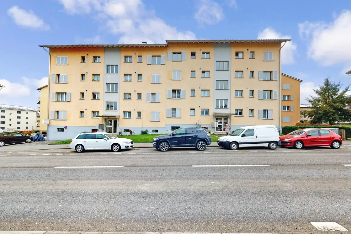 Kuhinja; kuhinjski aparati, drveni pod, prirodno svjetlo, moderni stil