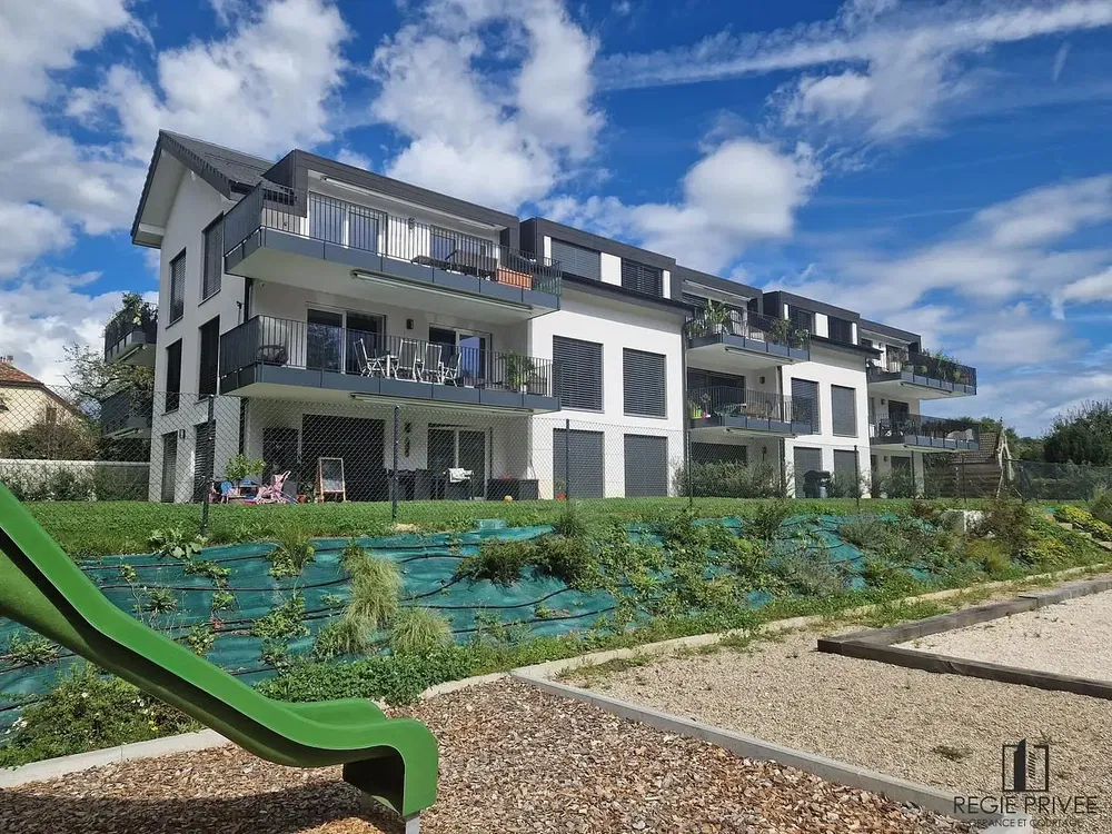 Dnevna soba; drveni pod, prirodno svjetlo, moderni stil