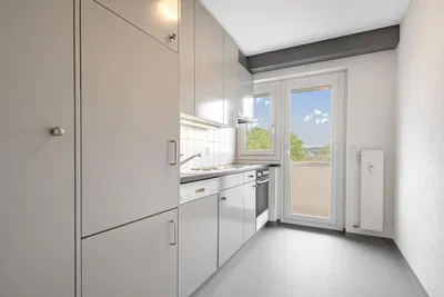 Kuhinja; kuhinjski aparati, drveni pod, prirodno svjetlo, moderni stil