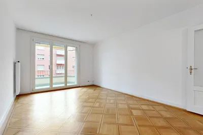 Dnevna soba; drveni pod, prirodno svjetlo, moderni stil