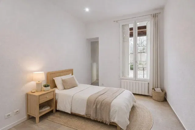 Cocina; electrodomésticos, suelo de madera, luz natural, estilo moderno