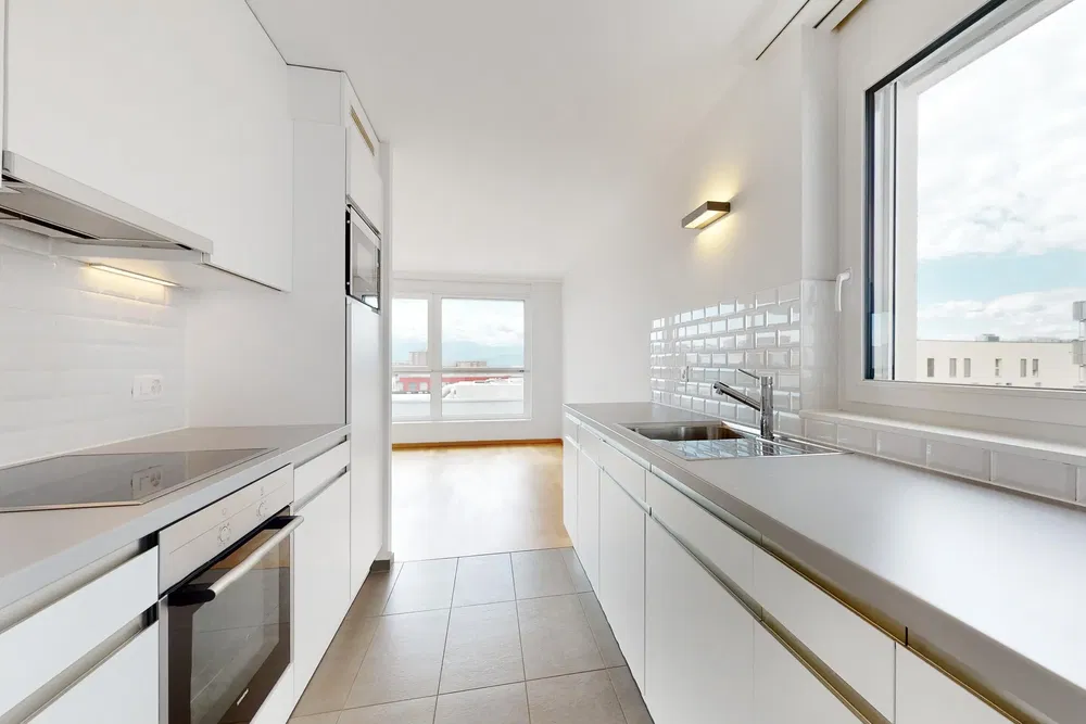 Kuhinja; kuhinjski aparati, drveni pod, prirodno svjetlo, moderni stil