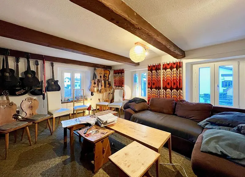 Küche; küchengeräte, holzboden, tageslicht, moderner stil