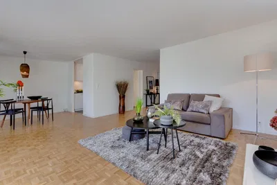 Küche; küchengeräte, holzboden, tageslicht, moderner stil