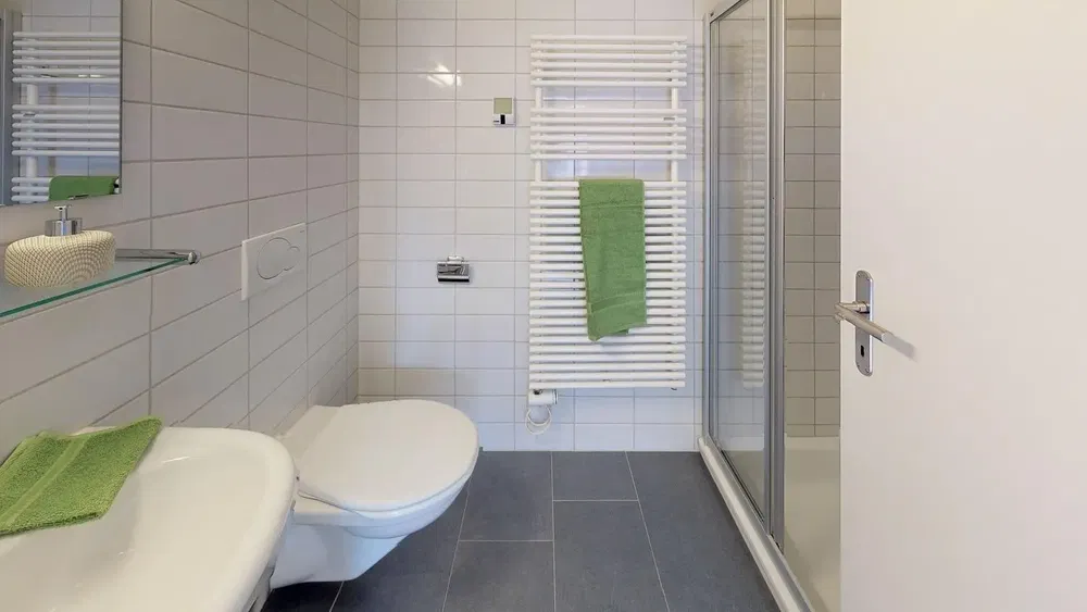 Küche; küchengeräte, holzboden, tageslicht, moderner stil