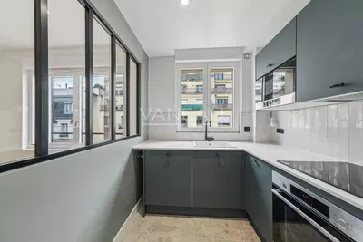 Cuisine; électroménager, parquet, lumière naturelle, style moderne