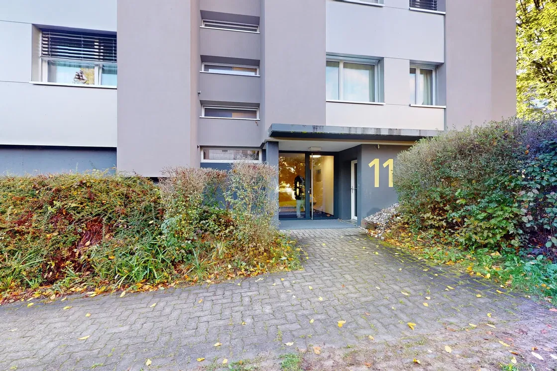 Wohnzimmer; holzboden, tageslicht, moderner stil