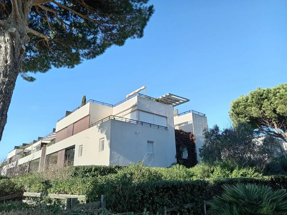 Дневна соба; дрвени под, природно светло, модерни стил