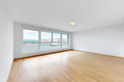 Kuhinja; kuhinjski aparati, drveni pod, prirodno svjetlo, moderni stil