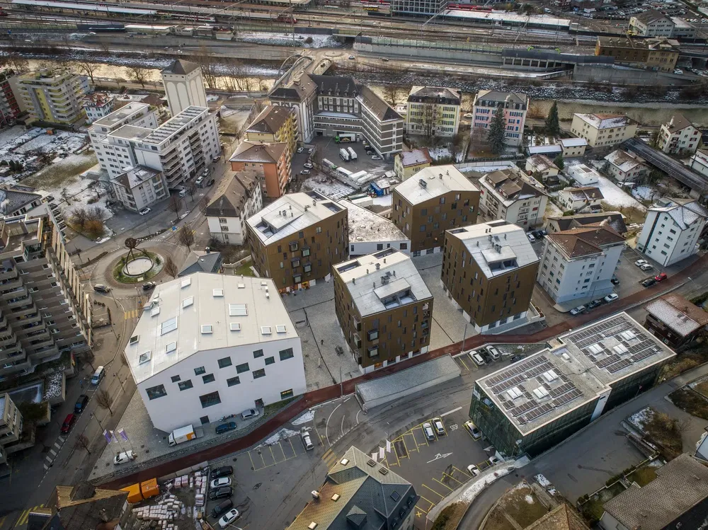 Küche; küchengeräte, holzboden, tageslicht, moderner stil