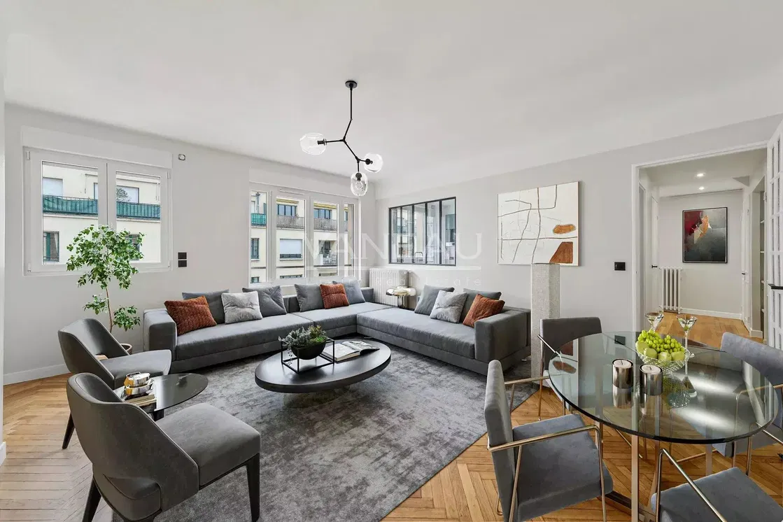 Salon; parquet, lumière naturelle, style moderne