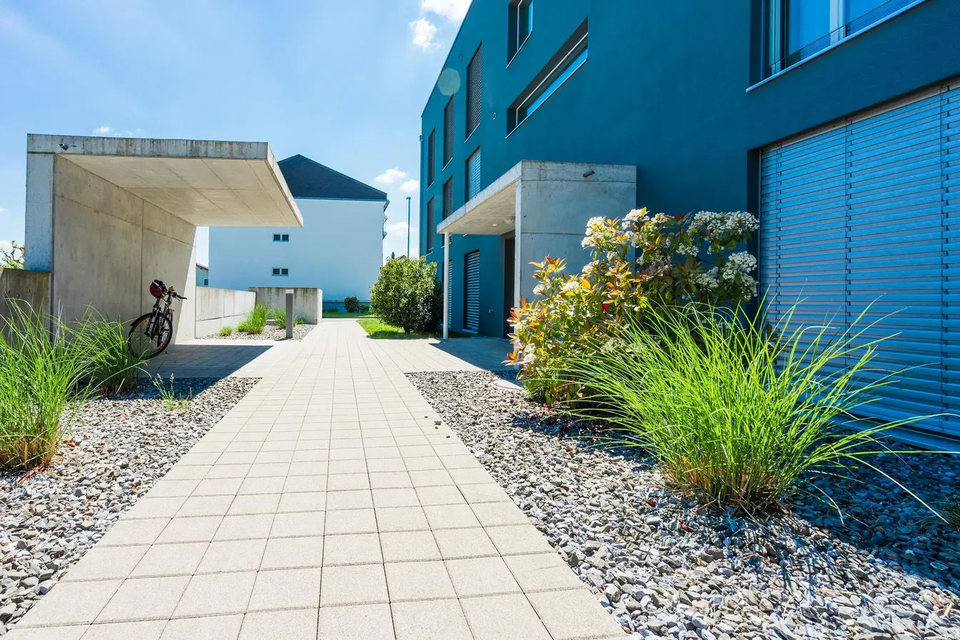 Küche; küchengeräte, holzboden, tageslicht, moderner stil