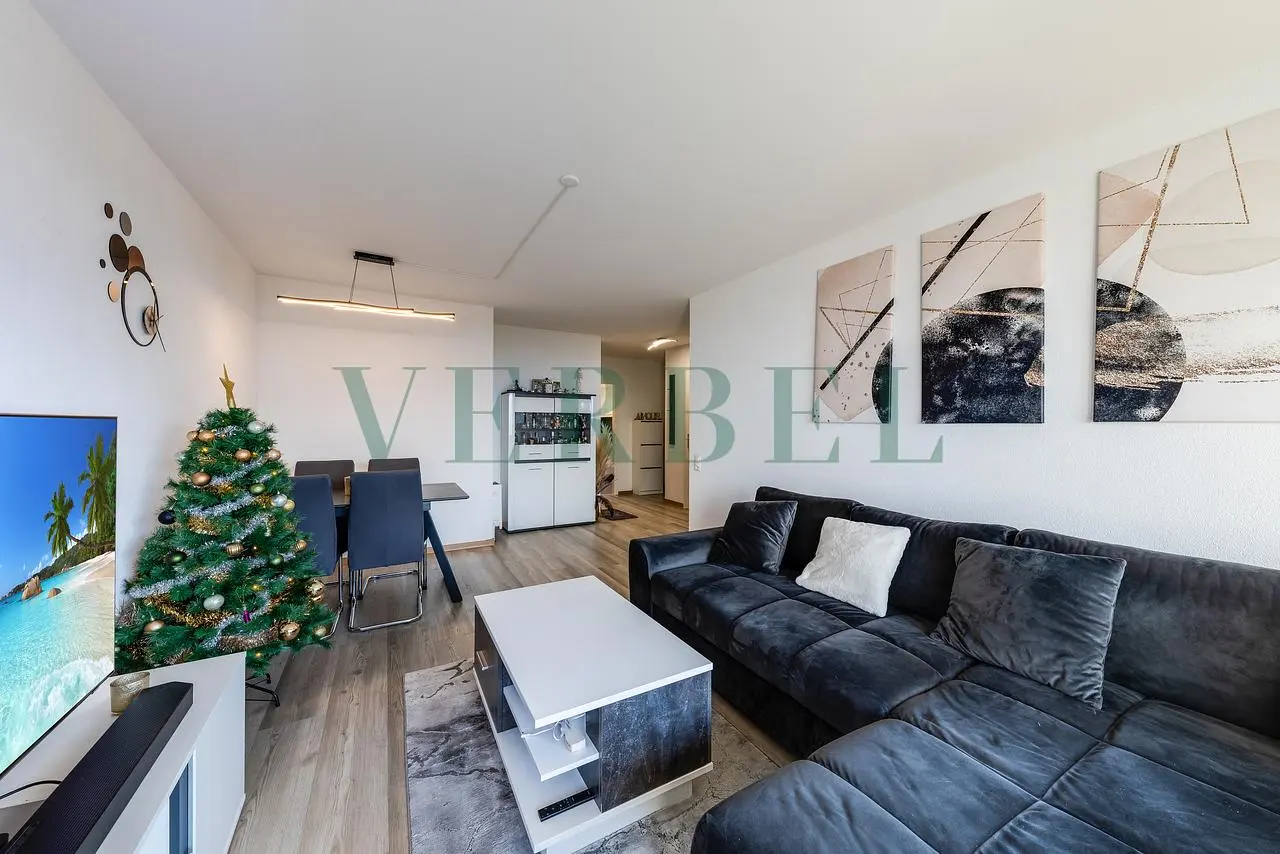 Kuhinja; kuhinjski aparati, drveni pod, prirodno svjetlo, moderni stil