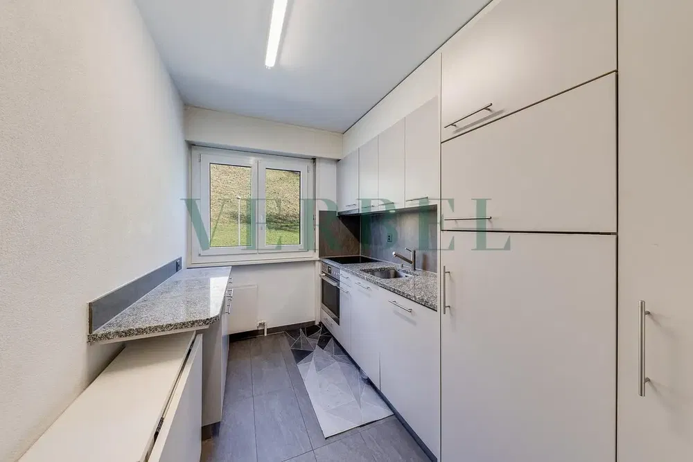 Dnevna soba; drveni pod, prirodno svjetlo, moderni stil