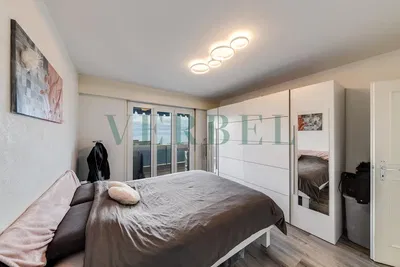 Kuhinja; kuhinjski aparati, drveni pod, prirodno svjetlo, moderni stil