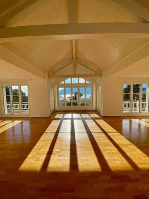 Cuisine; électroménager, parquet, lumière naturelle, style moderne