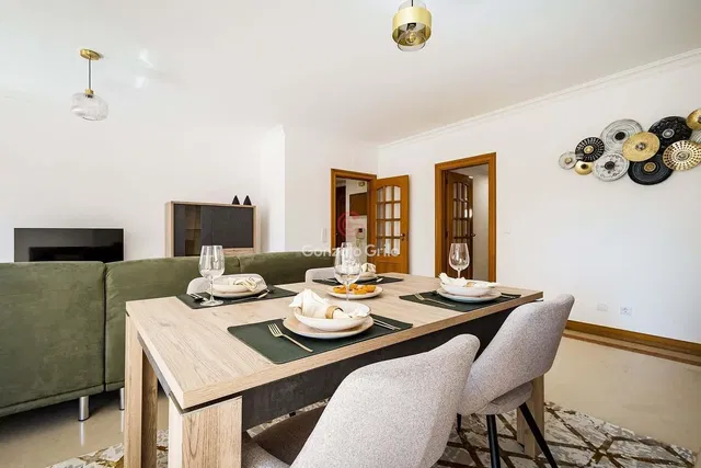 Küche; küchengeräte, holzboden, tageslicht, moderner stil