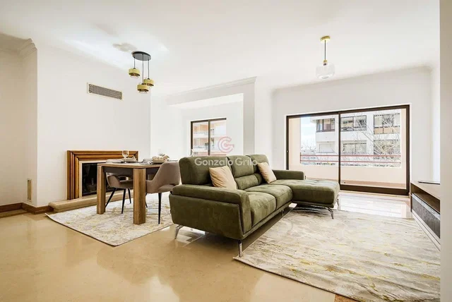 Küche; küchengeräte, holzboden, tageslicht, moderner stil