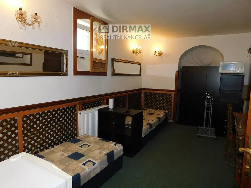 Кухня; кухненски уреди, дървен под, естествена светлина, модерен стил