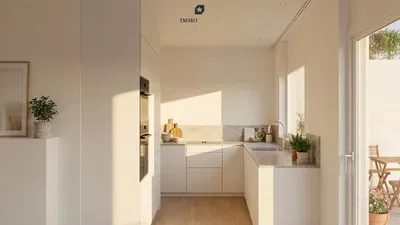 Kuhinja; kuhinjski aparati, drveni pod, prirodno svjetlo, moderni stil