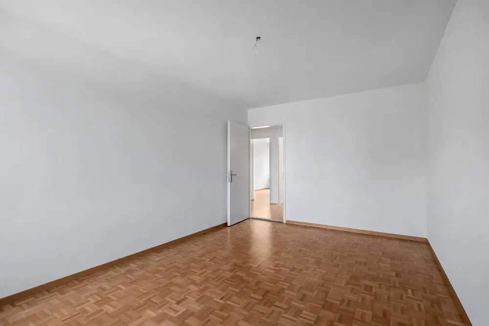 Kuhinja; kuhinjski aparati, drveni pod, prirodno svjetlo, moderni stil