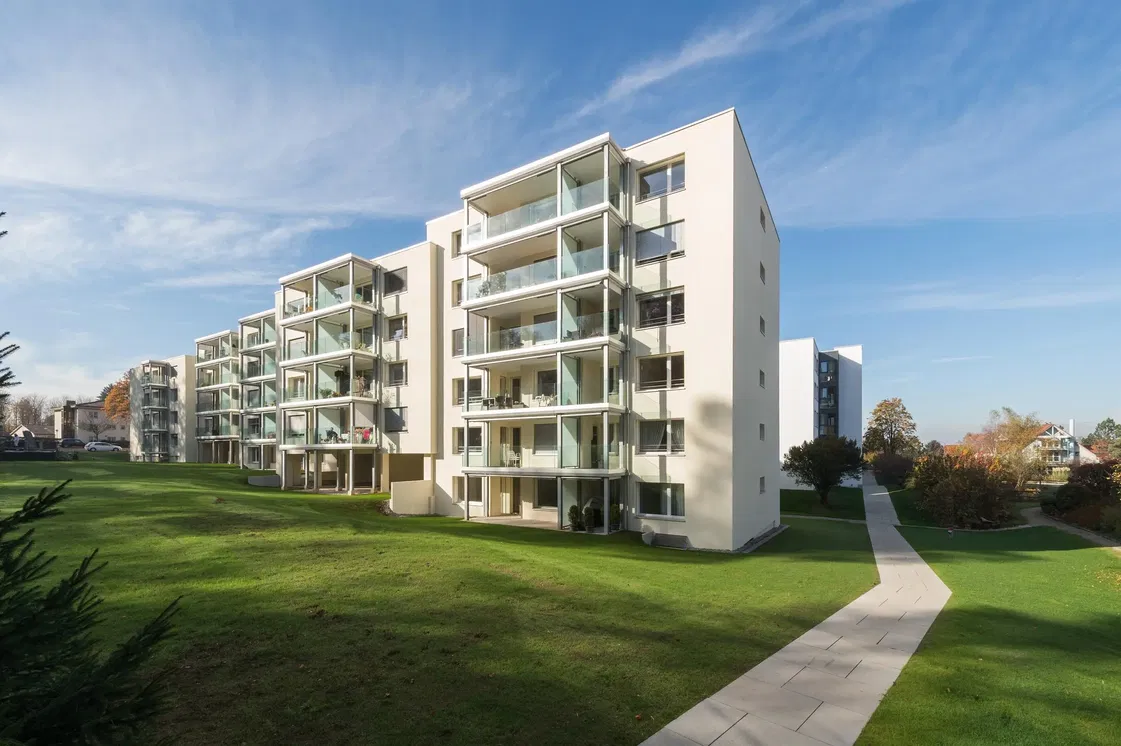 Kuhinja; kuhinjski aparati, drveni pod, prirodno svjetlo, moderni stil