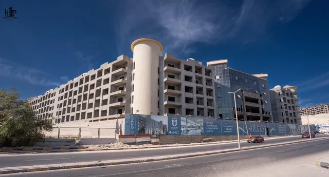 Keuken; keukenapparatuur, houten vloer, natuurlijk licht, moderne stijl