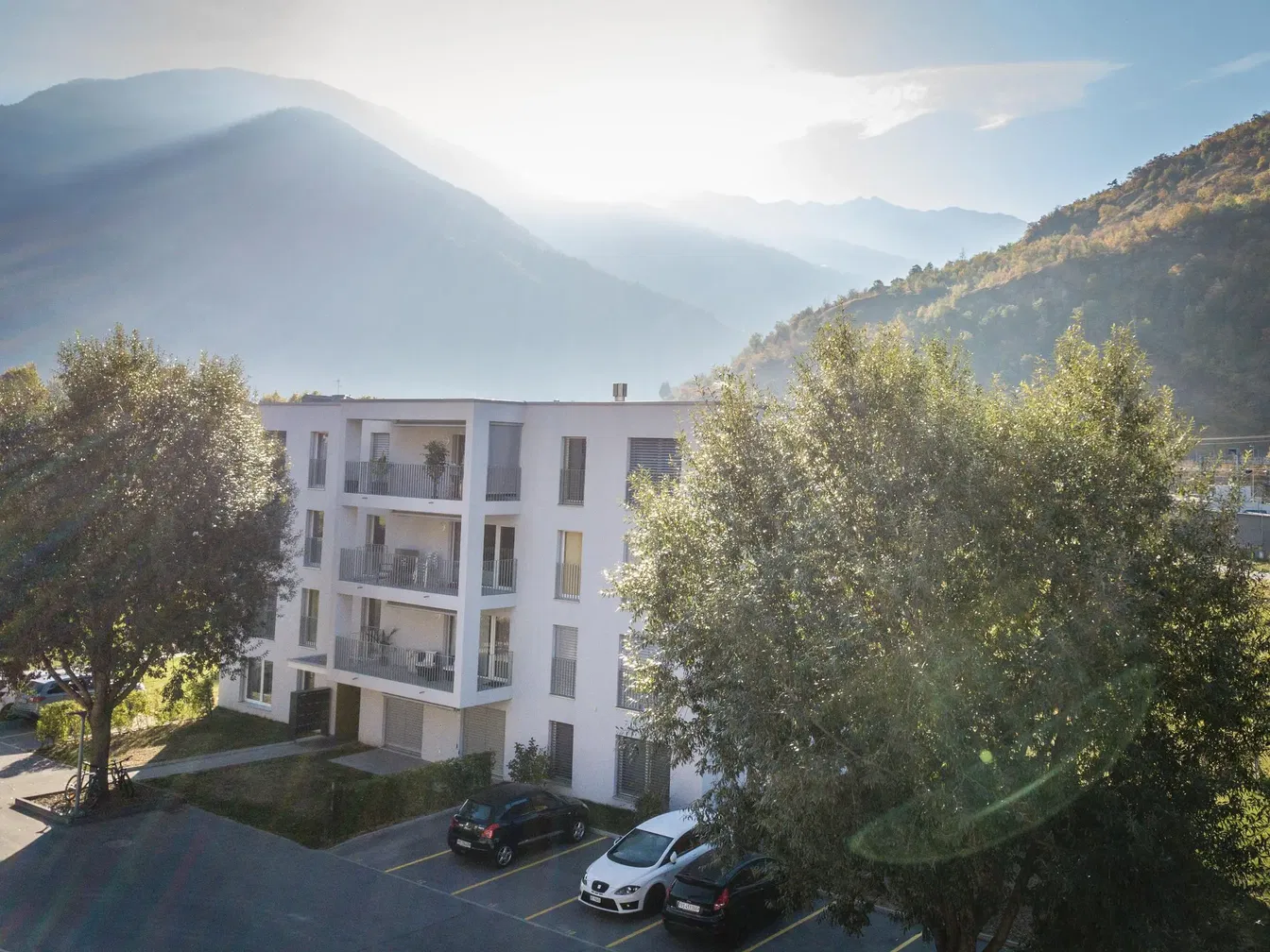 Kuhinja; kuhinjski aparati, drveni pod, prirodno svjetlo, moderni stil